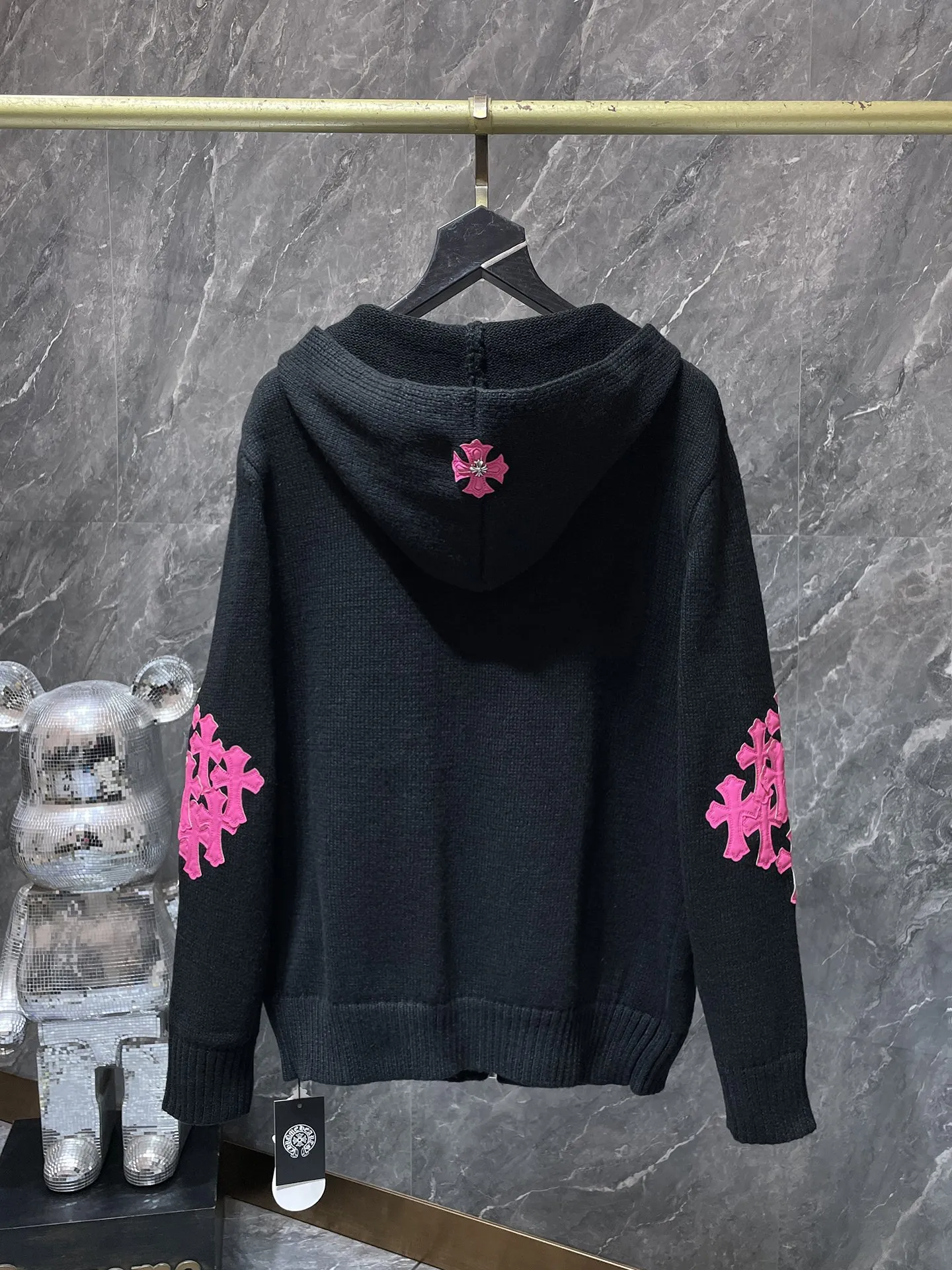 P296 Chrome Hearts 🍁Autumn and winter sweater series🍁 Heavy-duty pink double-arm embroidered sweater, 20 pieces of imported leather on both sleeves, selected high-quality wool blended knitted fabric, non-common version on the market 🌈Recommended color: black 🌈 Size: S, M, L, XL